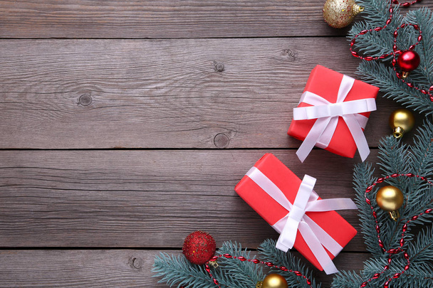 Karácsonyi ajándékok bemutatja a díszek szürke háttéren. Új évi összetétele - Fotó, kép