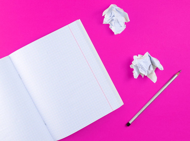 Bovenaanzicht van notebook met potlood en wit verfrommeld papier bal op gele achtergrond. Concept van geen idee, onderwijs, minimalisme - Foto, afbeelding