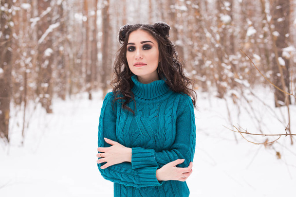 Winter, seizoen en mensen concept - jonge mooie vrouw wandelen in besneeuwde park - Foto, afbeelding