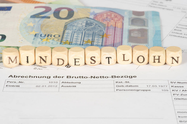 Bér, minimálbér és euro-bankjegyek - Fotó, kép