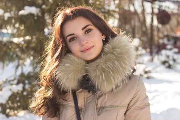 Молодая красавица развлекается в зимнем парке
 - Фото, изображение