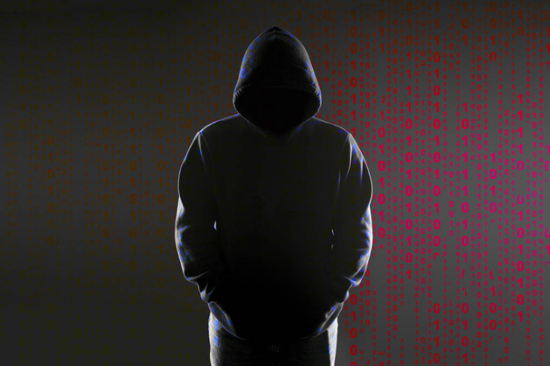 Silhouette eines Hackers auf schwarz mit Binärcodes auf dem Hintergrund - Foto, Bild