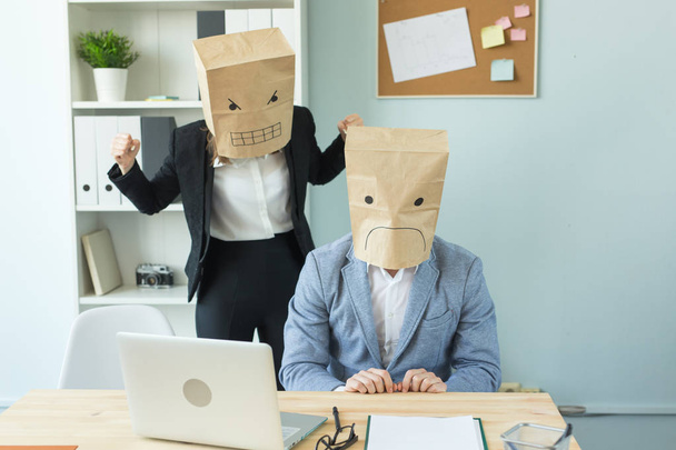 Podnikání, emoce a lidmi koncept - žena a muž na sobě balíčky na jejich hlavy s glitrovým emoce hněvu a strachu - Fotografie, Obrázek