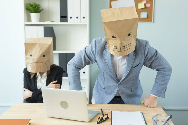 Negócios, emoções e conceito de pessoas mulher e homem vestindo os pacotes em suas cabeças com emoções retratadas raiva e medo
 - Foto, Imagem