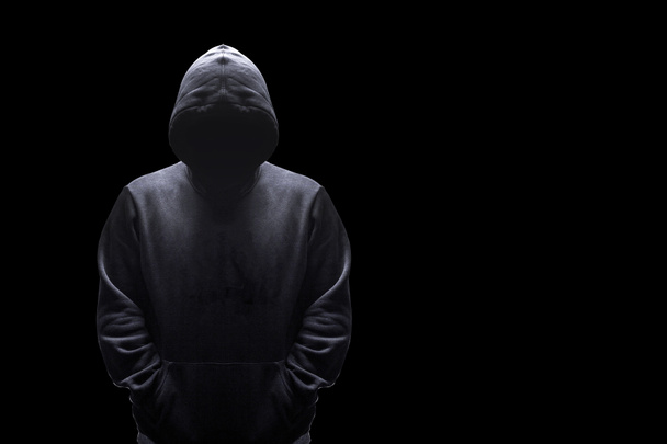 Silhouette eines Mannes mit Kapuze auf schwarzem Hintergrund mit Platz für Text - Foto, Bild