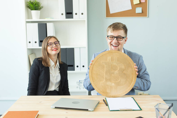 Blockchain, Kryptowährung und Webgeld-Konzept - Porträt einer Geschäftsfrau und eines Mannes, die Bitcoin halten - Foto, Bild