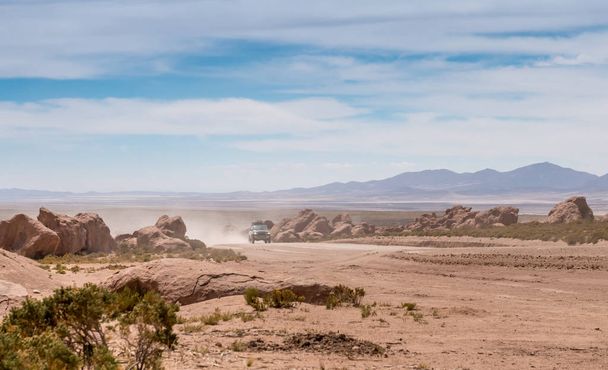 Jeep in Bolivian desert - Foto, imagen