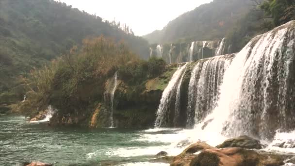 Водопады Цзюлун (девять драконьих водопадов) в Лопине, провинция Юньнань, Китай
 - Кадры, видео