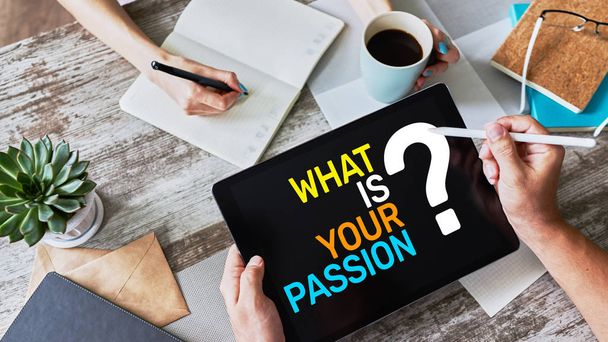 Was ist Ihre Frage zur Leidenschaft am Gerätebildschirm, Motivation und persönlichem Entwicklungskonzept?. - Foto, Bild