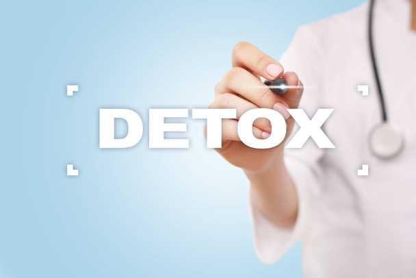 Lekarz medycyny wybrać detox na wirtualnego ekranu. Pojęcie zdrowia. - Zdjęcie, obraz