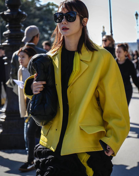 Paris, Fransa - 26 Eylül 2018: Paris moda haftası sırasında sokakta kadın. - Fotoğraf, Görsel