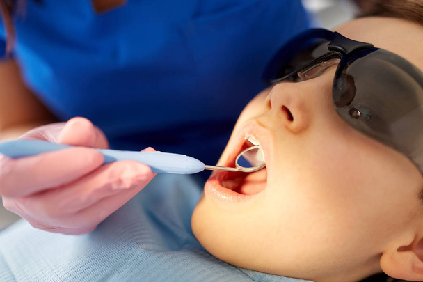 αγόρι έχοντας τσεκάπ δοντιών στο οδοντιατρείο - Φωτογραφία, εικόνα