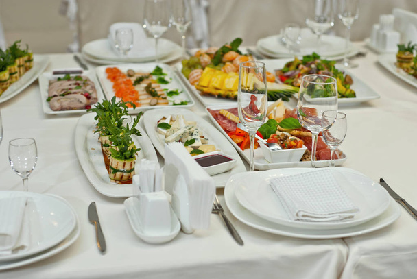 deliciosos platos sobre la mesa en el restaurante. mesa de servicio
.  - Foto, imagen