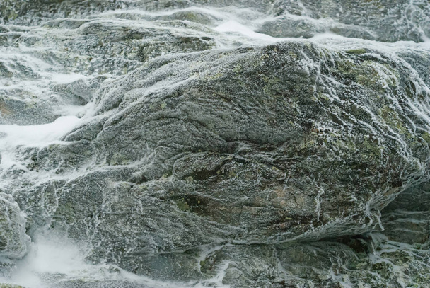 fundo, textura - superfície bizarramente enrugada de rocha velha natural, coberta com geada
 - Foto, Imagem