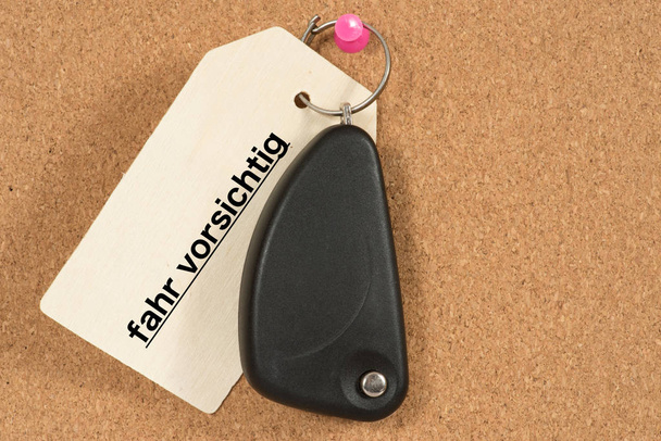 Піна дошка, ключі від машини і трейлер з гаслом Водіння Обережно
 - Фото, зображення