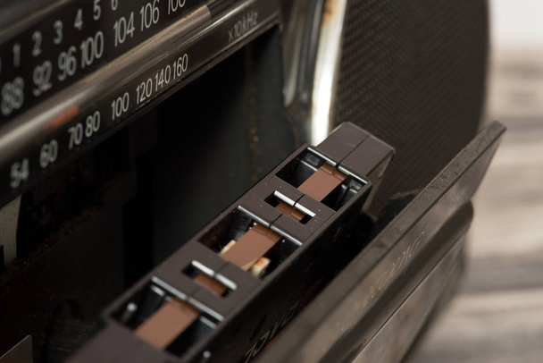 Старый кассетный плеер и музыкальная кассета
 - Фото, изображение