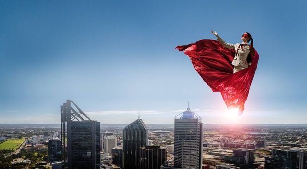 Super vrouw in lucht - Foto, afbeelding