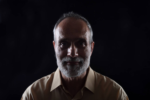 πορτρέτο μιας μέσης ηλικίας άνθρωπο στο μαύρο - Φωτογραφία, εικόνα
