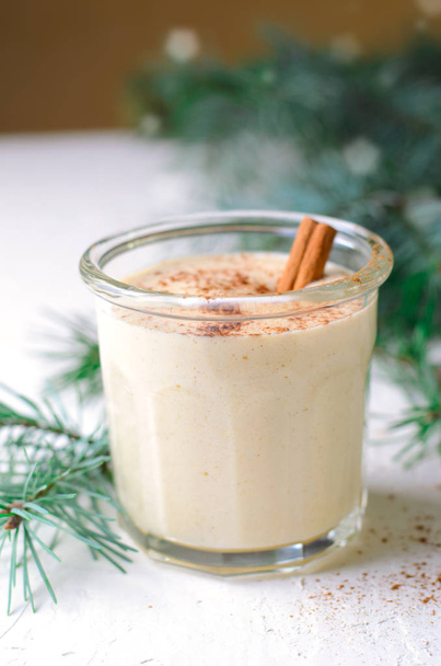エッグノッグ、伝統的なクリスマスの飲み物、シナモンとナツメグの冬休み自家製カクテル - 写真・画像
