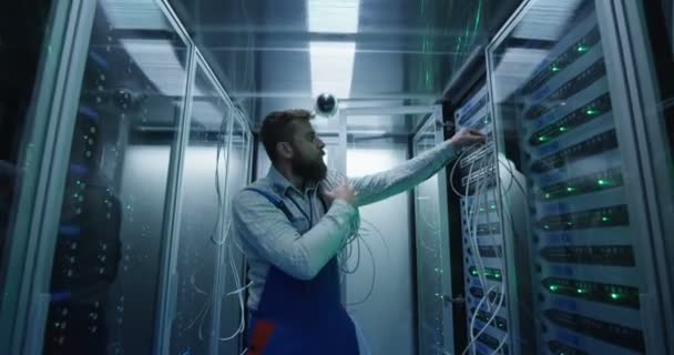 Male technician working in a data center - Footage, Video