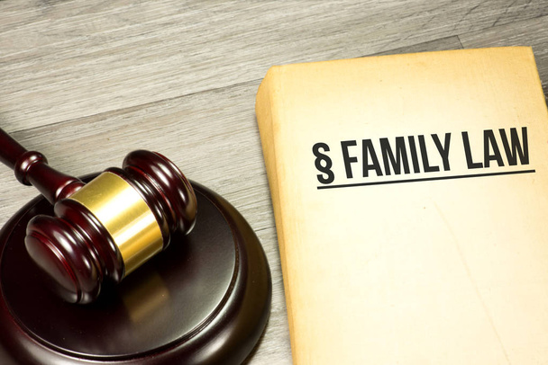 Молоток и кодекс семейного права
 - Фото, изображение