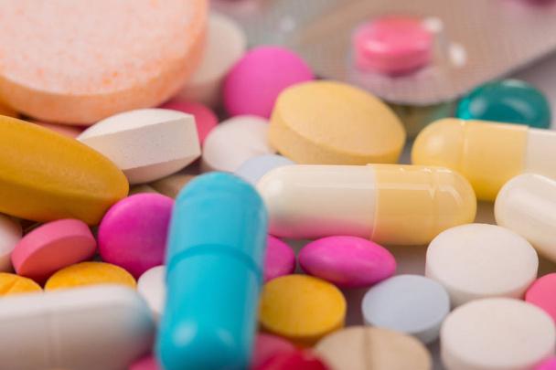 różne tabletki tabletki kapsułki kupa leków mix terapii - Zdjęcie, obraz