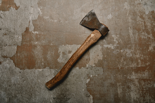 Top view of vintage rusty axe on old surface  - Foto, Imagen