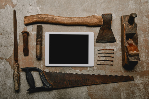 Puesta plana con diferentes herramientas de carpintería y tableta digital en la superficie vieja
 - Foto, Imagen