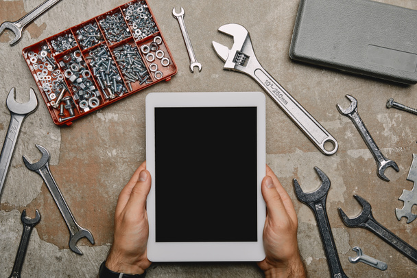 vista recortada del trabajador utilizando tableta digital en la mesa con diferentes herramientas de carpintería
  - Foto, imagen