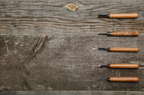 Vista superior de cinco herramientas de limas de carpintería sobre fondo de madera
 - Foto, Imagen