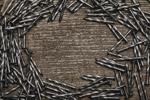 Bovenaanzicht van nagels gerangschikt op houten tafel - Foto, afbeelding