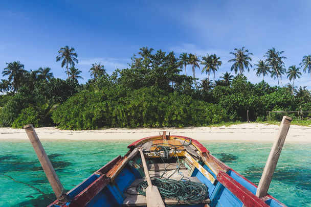 Hajóval érkező távoli paradicsomban - banyak Indonézia szigetek - Fotó, kép