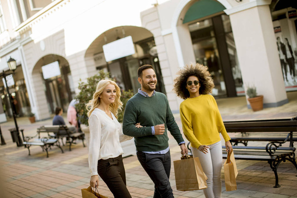 Grupo de jóvenes amigos multirraciales de compras en el centro comercial juntos
 - Foto, imagen