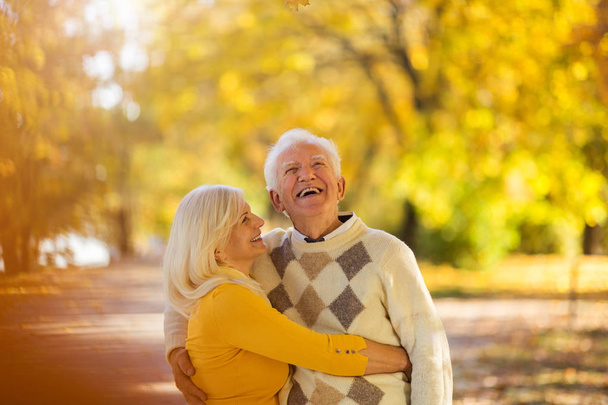 Seniorenpaar im Herbstpark - Foto, Bild