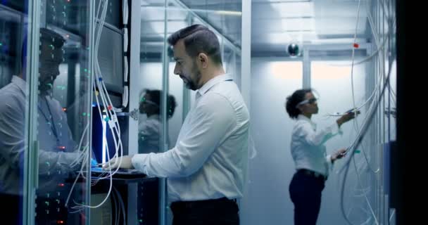 Los ingenieros trabajan con cables en la sala de servidores
 - Metraje, vídeo