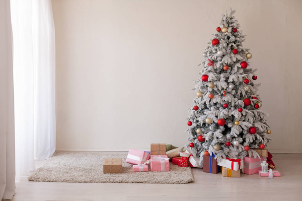 Navidad regalos vacaciones año nuevo árbol de Navidad rojo blanco
 - Foto, Imagen