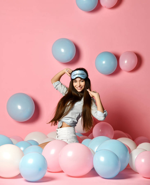beauty, people, style, holidays and fashion concept - happy young woman or teen girl in a blouse and shorts with helium air balloons, Celebration and party. - Foto, afbeelding