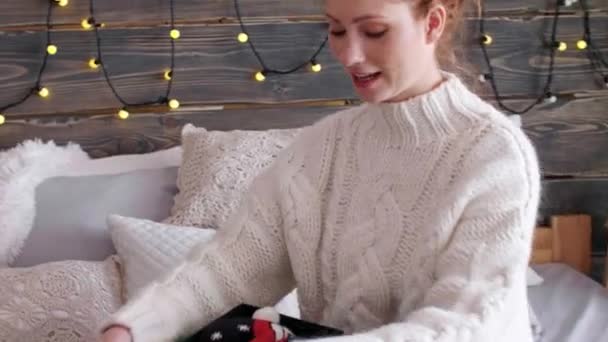Iloinen tyttö avaamalla joululahjat
 - Materiaali, video