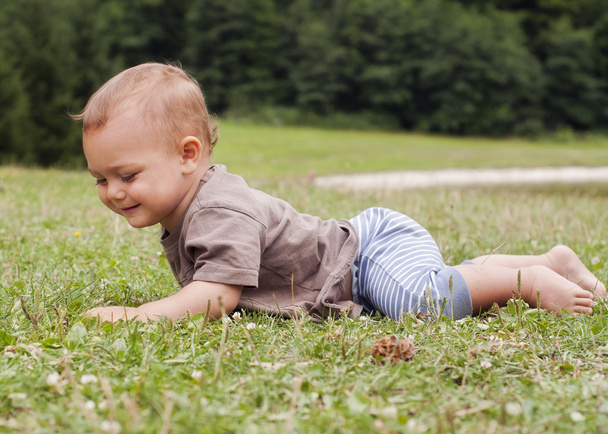 Baby crawling in grass - Foto, imagen