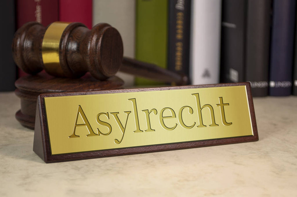 右の亡命 - Asylrecht のためのドイツの単語と黄金の記号 - 写真・画像