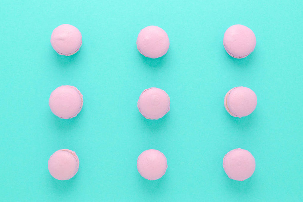 pink macaroons homemade on turquoise background top view - Foto, immagini