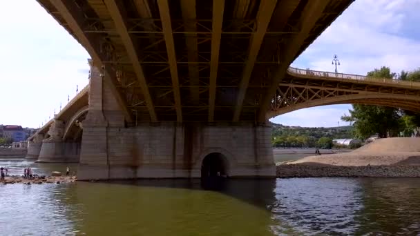 マルギット橋中央ブダペスト、ハンガリーでのボートからの 4 k 表示. - 映像、動画