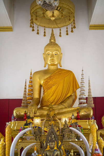 Estatua de Buda en el templo de Tailandia
. - Foto, imagen