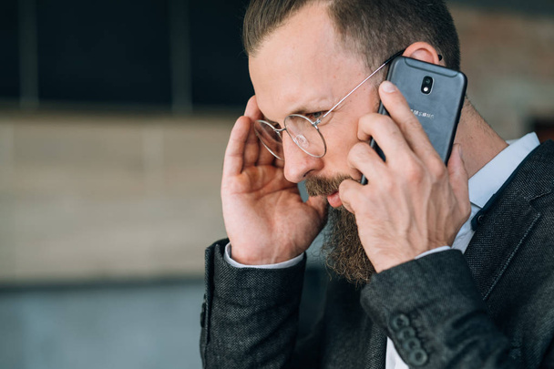 man talking mobile headache business phone call - 写真・画像