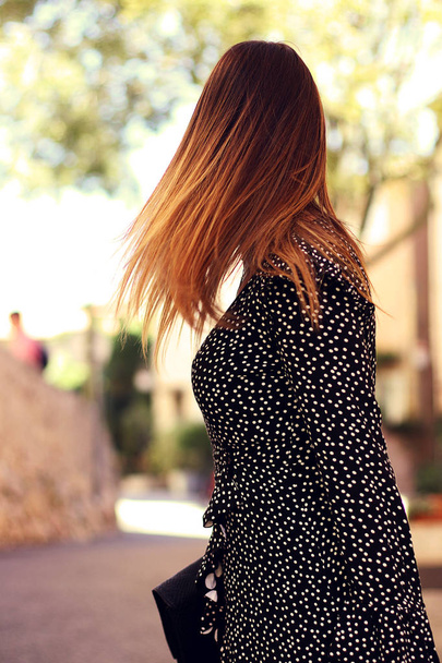 Женщина с длинными прямыми цветными волосами Ombre
. - Фото, изображение
