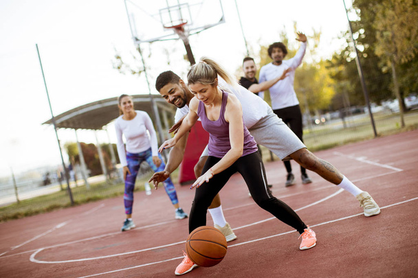 Gençlerin grup sahada basketbol oynarken çok ırklı - Fotoğraf, Görsel