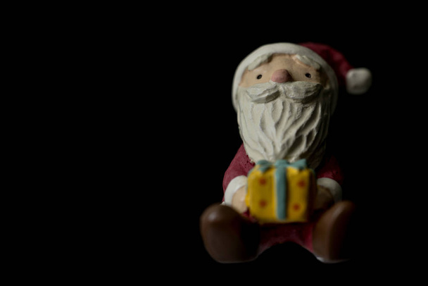 Weihnachtsmann isoliert über schwarzem Hintergrund - Foto, Bild