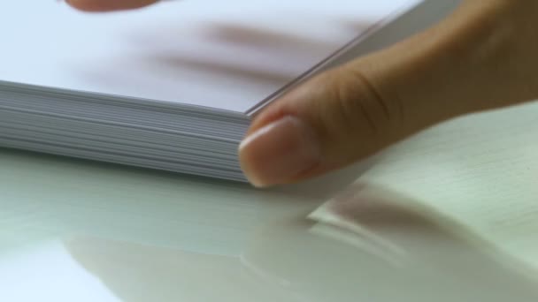Folha de mão através de folhas de papel branco grossas, documentação, tipografia close-up
 - Filmagem, Vídeo