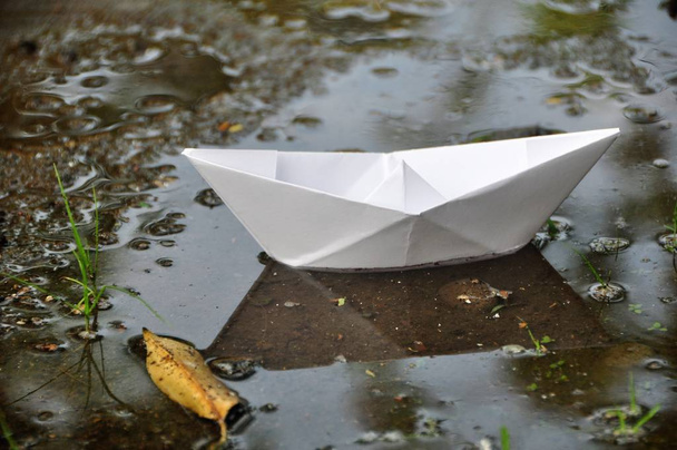 Paper boat in water - Foto, afbeelding