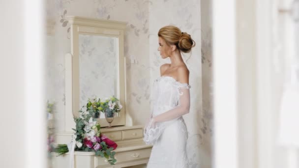 perfekte Braut, die neben Spiegel steht - Filmmaterial, Video